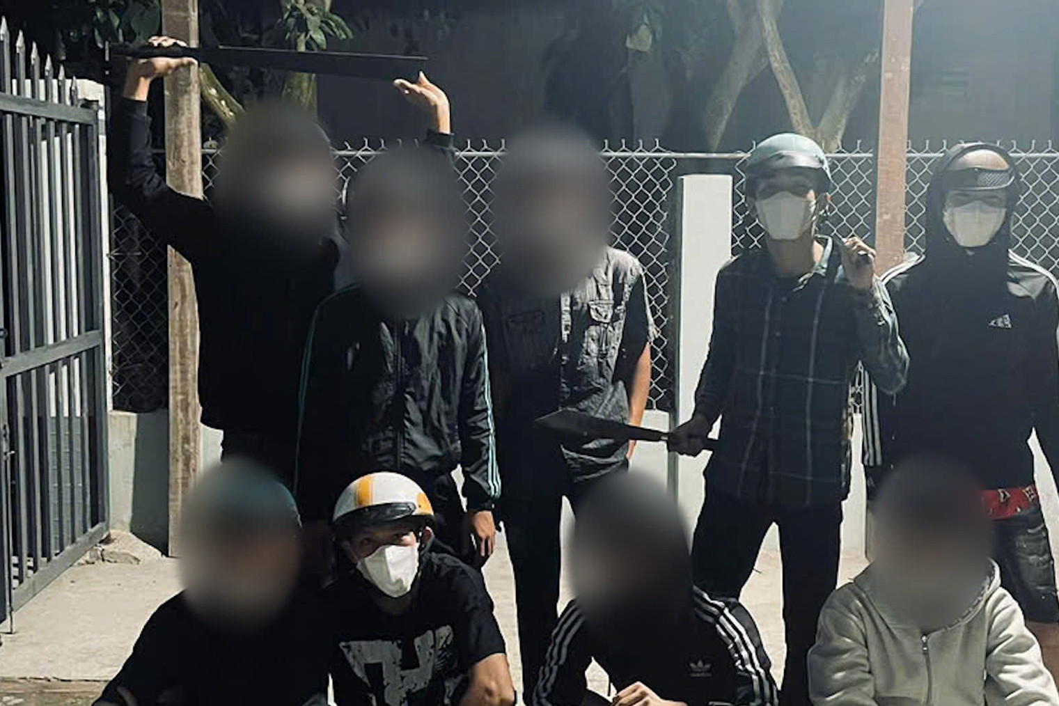 Nhóm thanh niên vô cớ chém người rồi chụp hình 'lưu niệm'