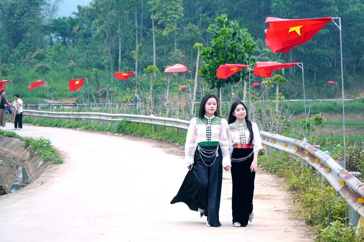 Rợp cờ hoa trên 'con đường chữ S' trước ngày bầu cử ở Thanh Hóa