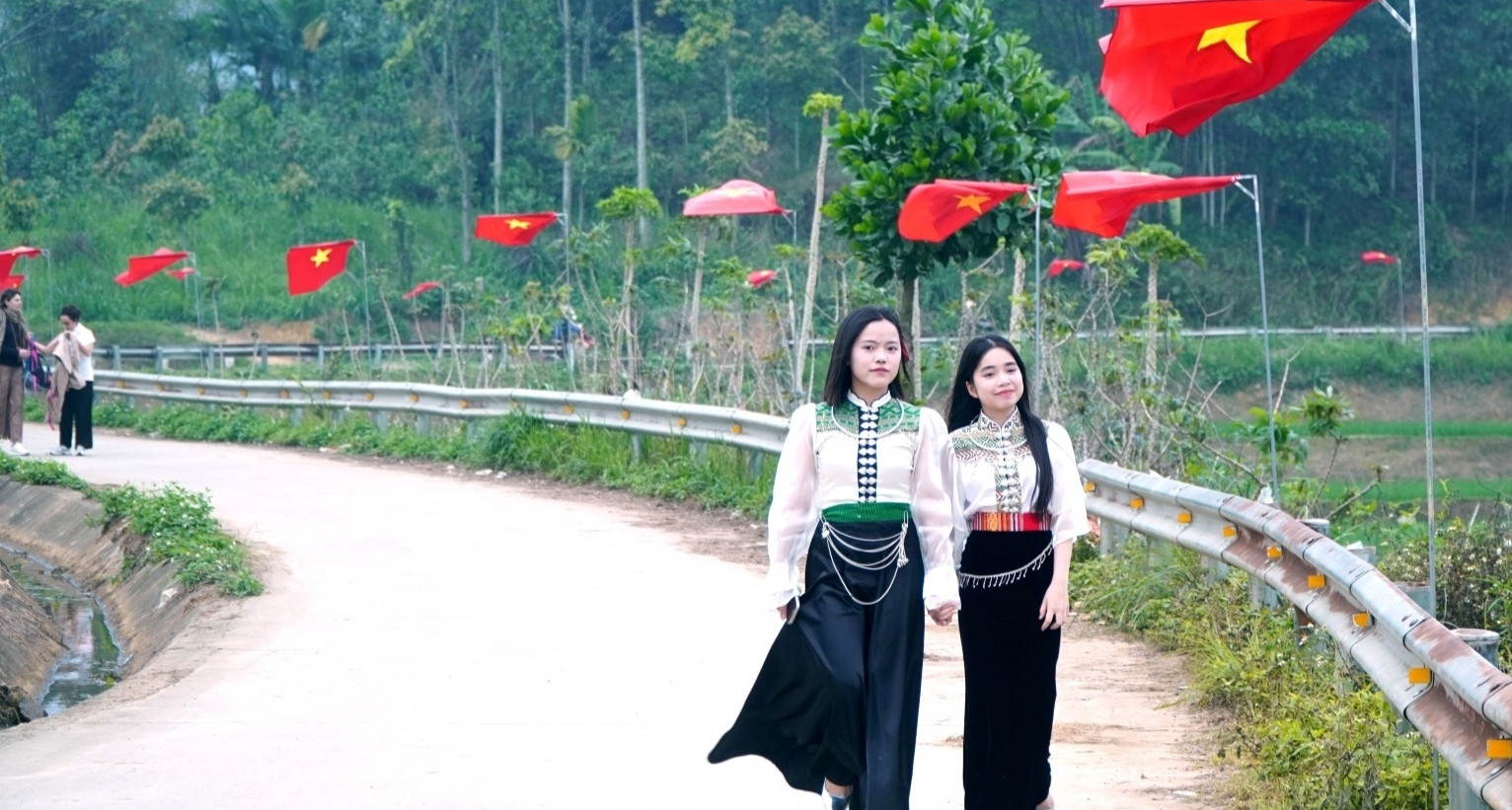 Rợp cờ hoa trên 'con đường chữ S' trước ngày bầu cử ở Thanh Hóa