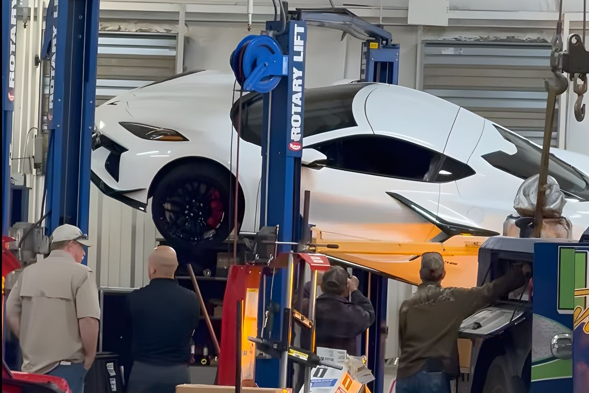 Siêu xe Chevrolet lên cầu nâng bị nghiêng sắp rơi, gara phải gọi gấp cứu hộ