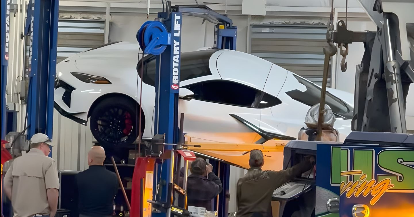 Siêu xe Chevrolet lên cầu nâng bị nghiêng sắp rơi, gara phải gọi gấp cứu hộ