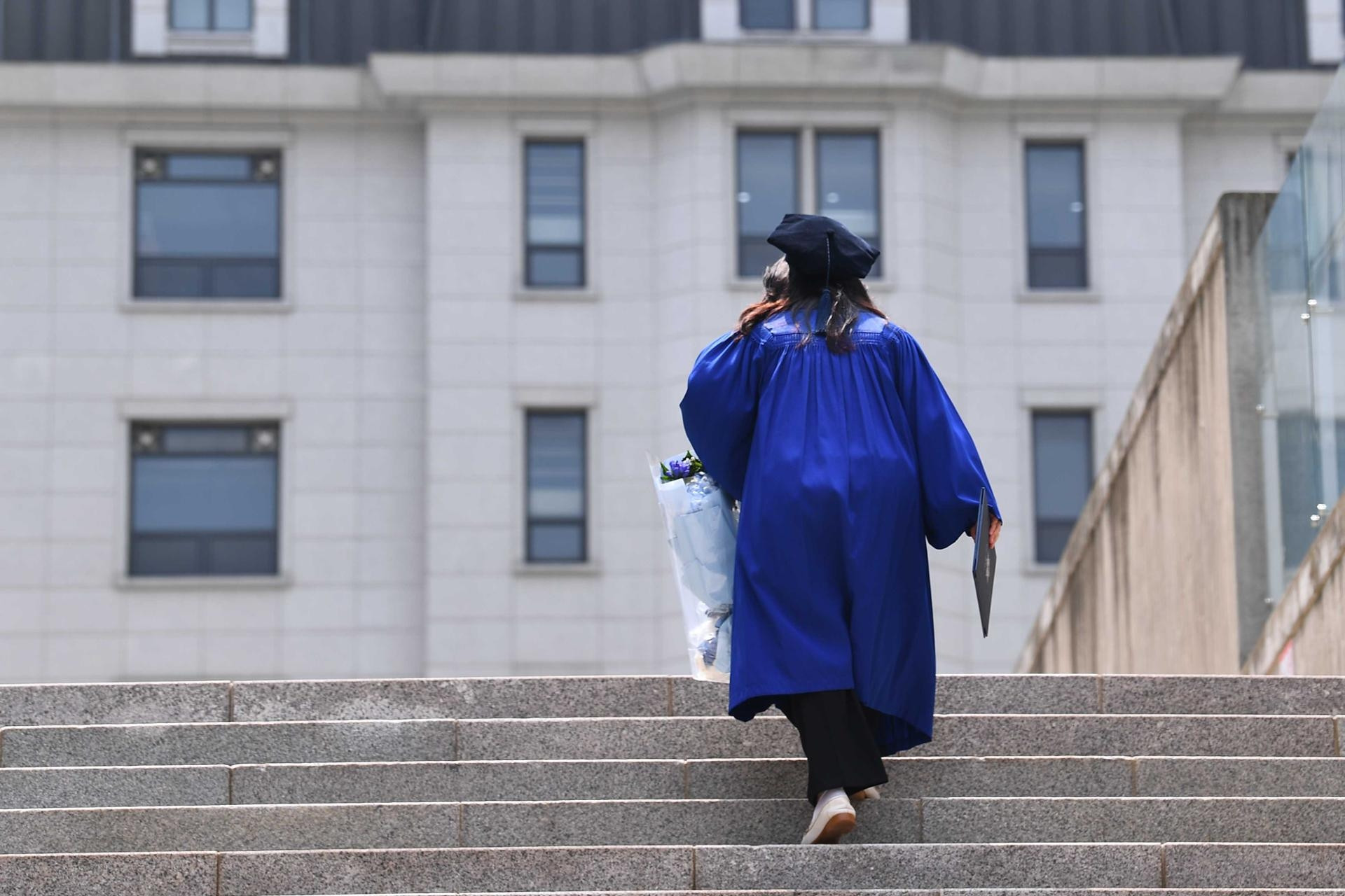 Số tiến sĩ mới tăng cao kỷ lục, nhiều người rơi vào 'bẫy lương thấp'