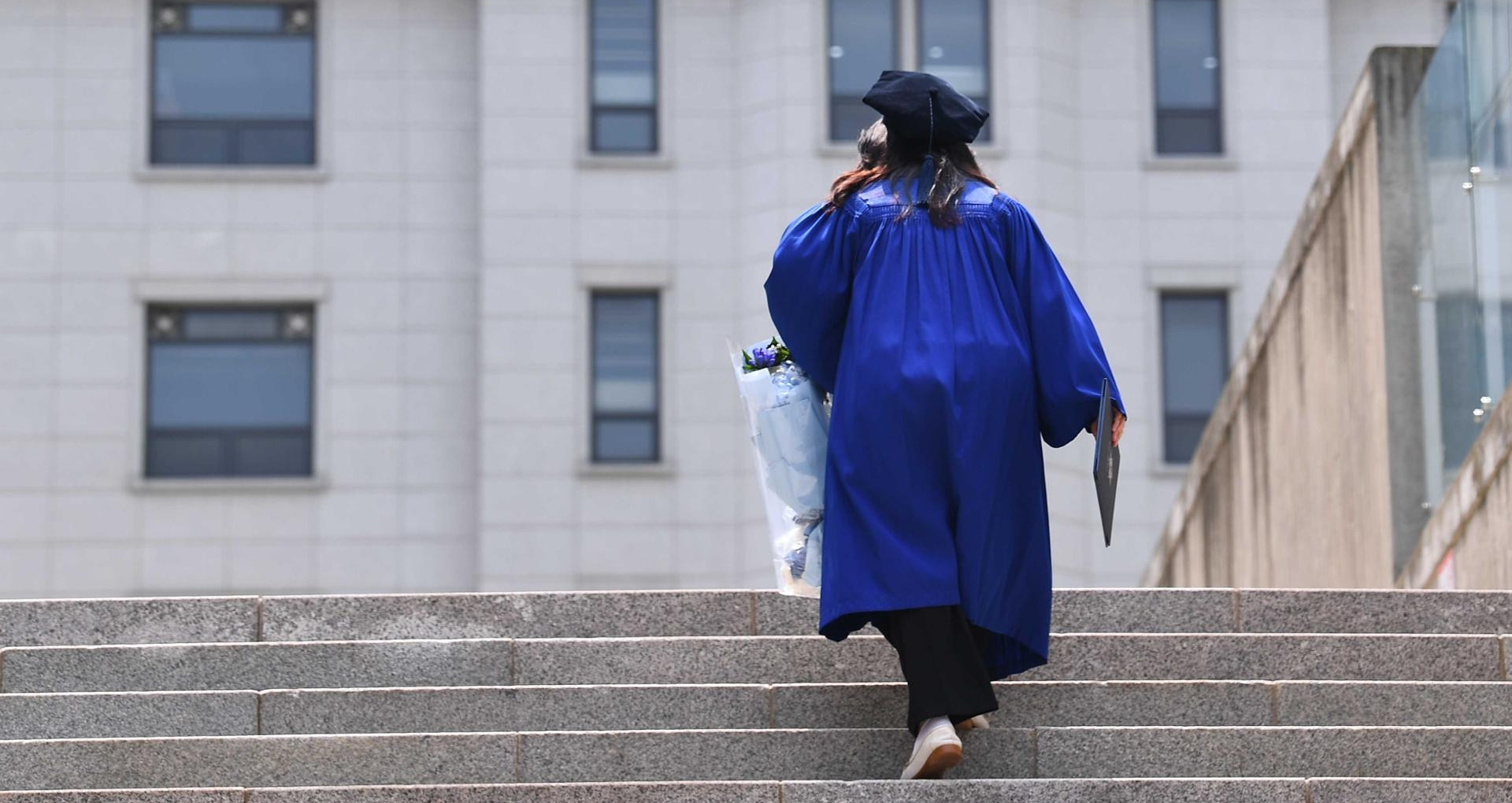 Số tiến sĩ mới tăng cao kỷ lục, nhiều người rơi vào 'bẫy lương thấp'