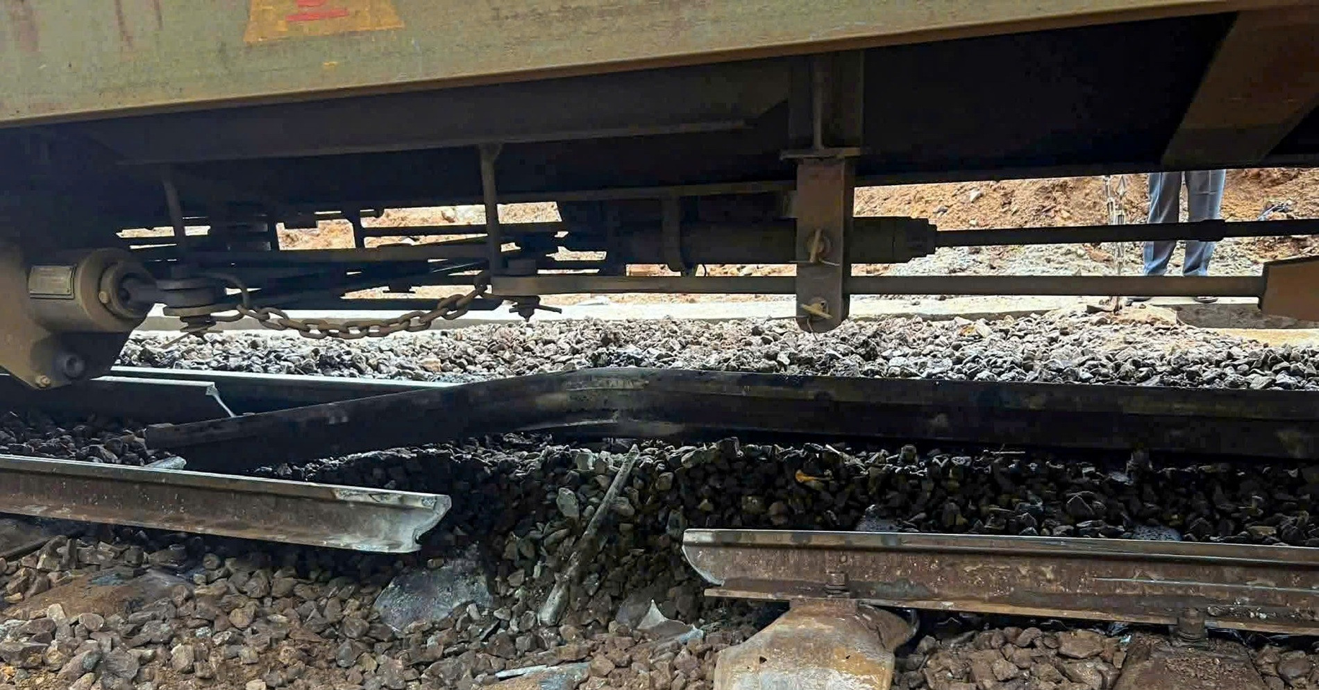 Tàu hàng trật bánh khi qua đèo Hải Vân, đường sắt Bắc - Nam gián đoạn