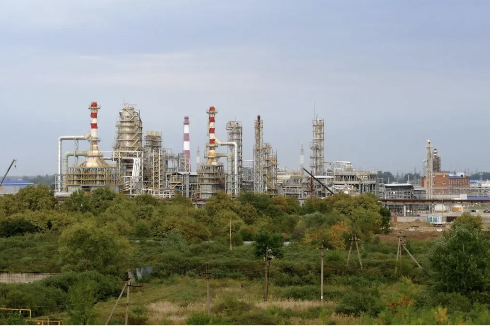 Ukraine tấn công nhà máy lọc dầu, cảng quan trọng của Nga