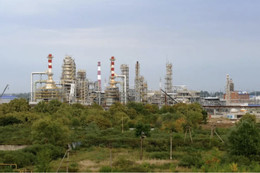 Ukraine tấn công nhà máy lọc dầu, cảng quan trọng của Nga