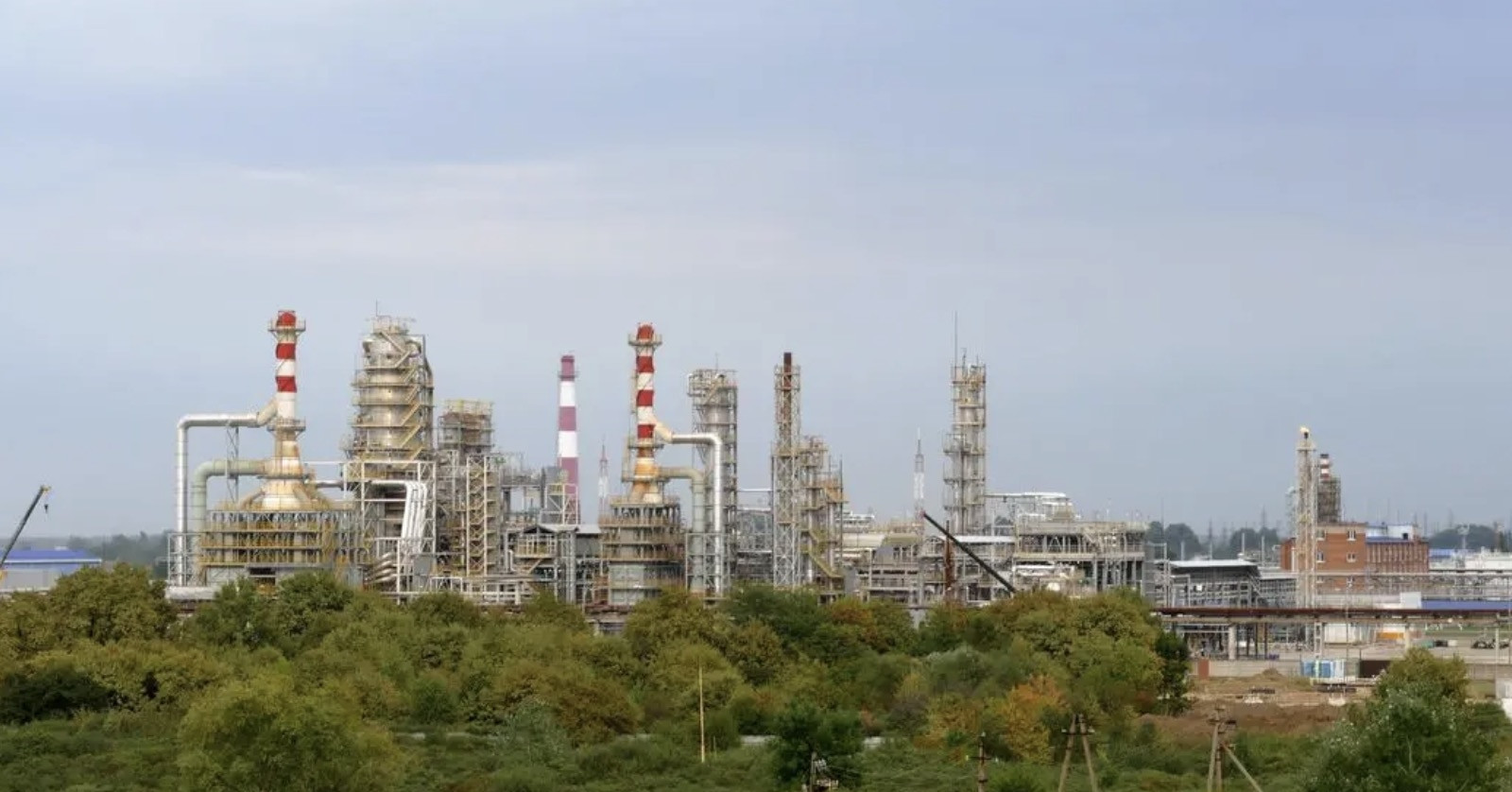 Ukraine tấn công nhà máy lọc dầu, cảng quan trọng của Nga