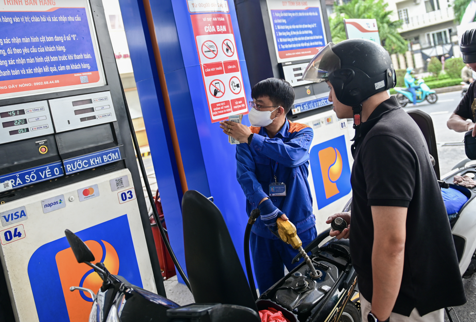  Vì sao xả mạnh quỹ bình ổn giữa đêm, giá xăng dầu vẫn neo ở ngưỡng cao? 