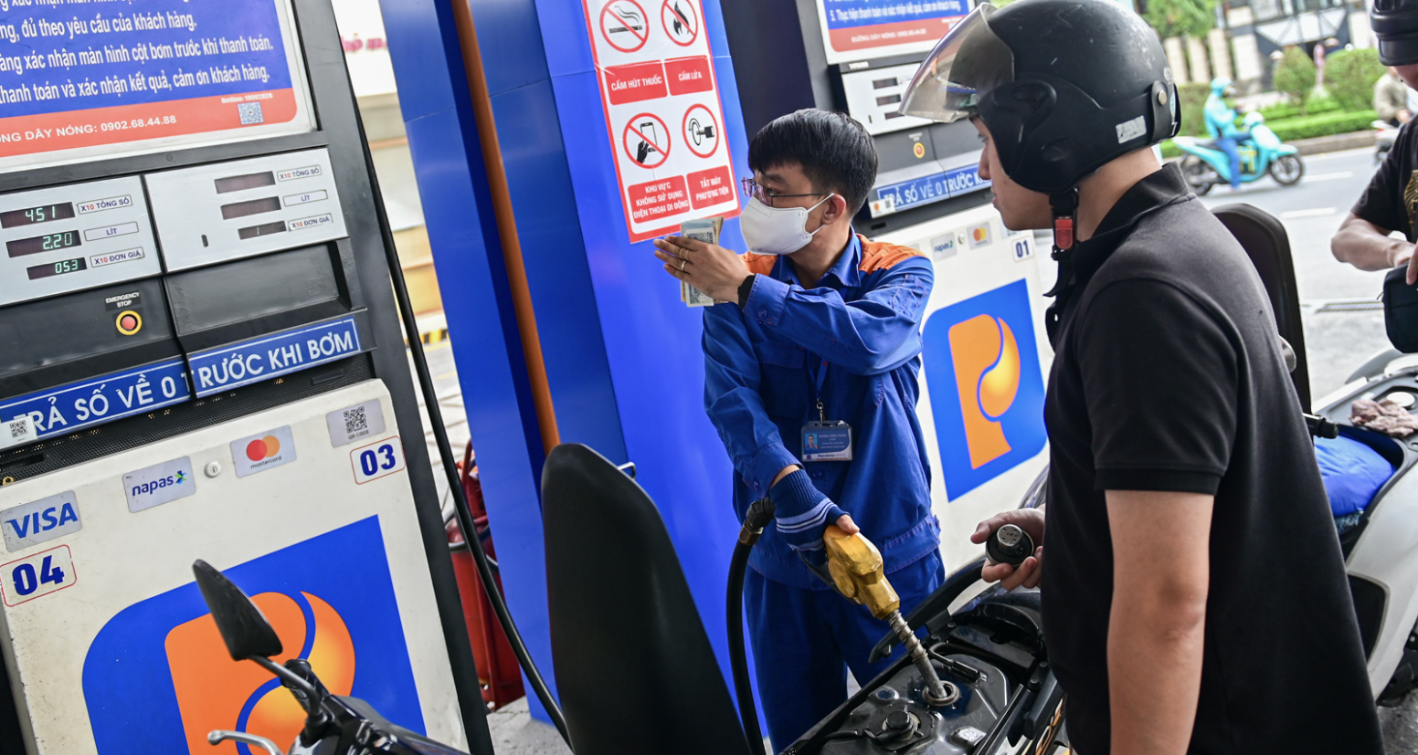 Vì sao xả mạnh quỹ bình ổn giữa đêm, giá xăng dầu vẫn neo ở ngưỡng cao?