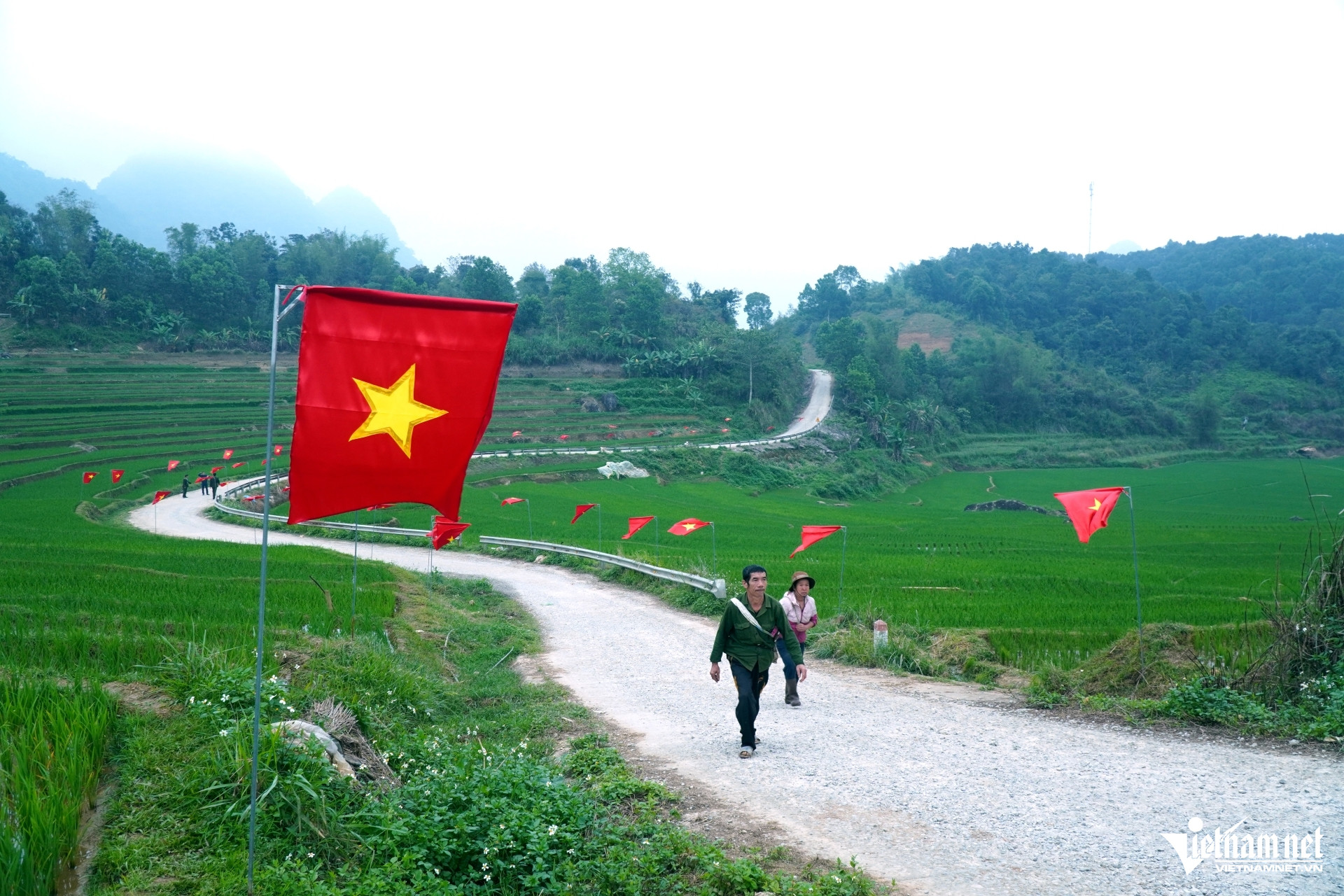 W-a1Rợp cờ hoa trên con đường chữ.JPG.jpg