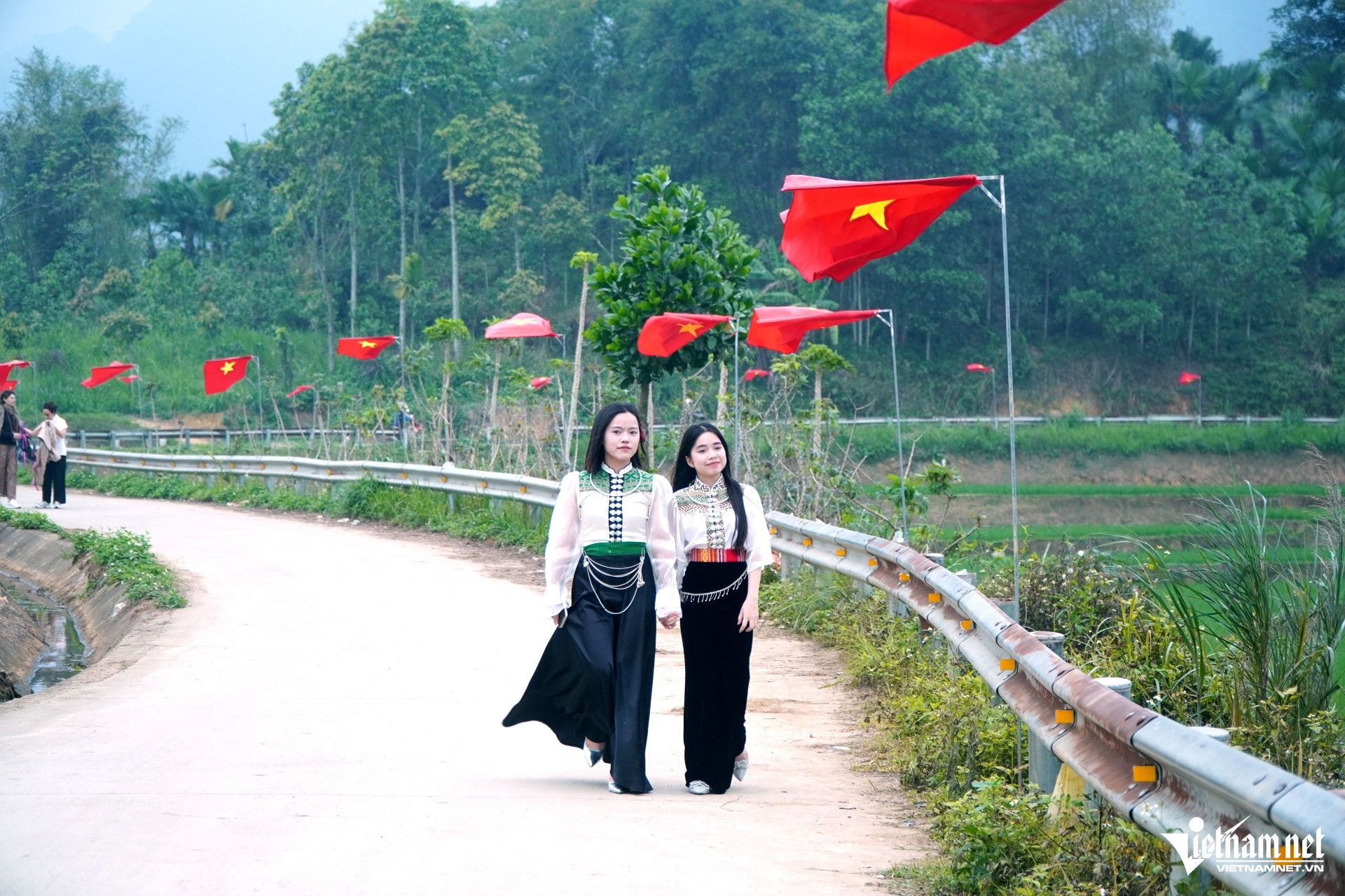 W-a3Rợp cờ hoa trên con đường chữ.JPG.jpg