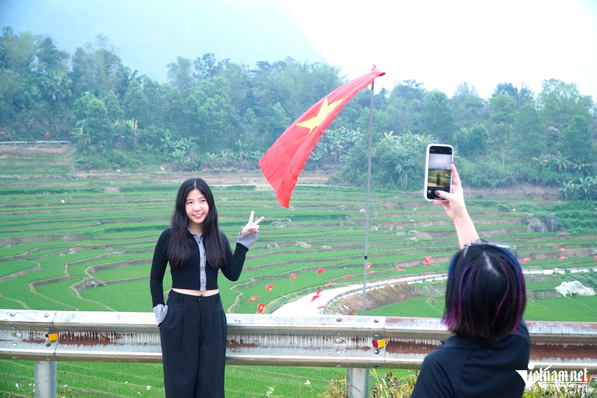 W-a6Rợp cờ hoa trên con đường chữ.JPG.jpg