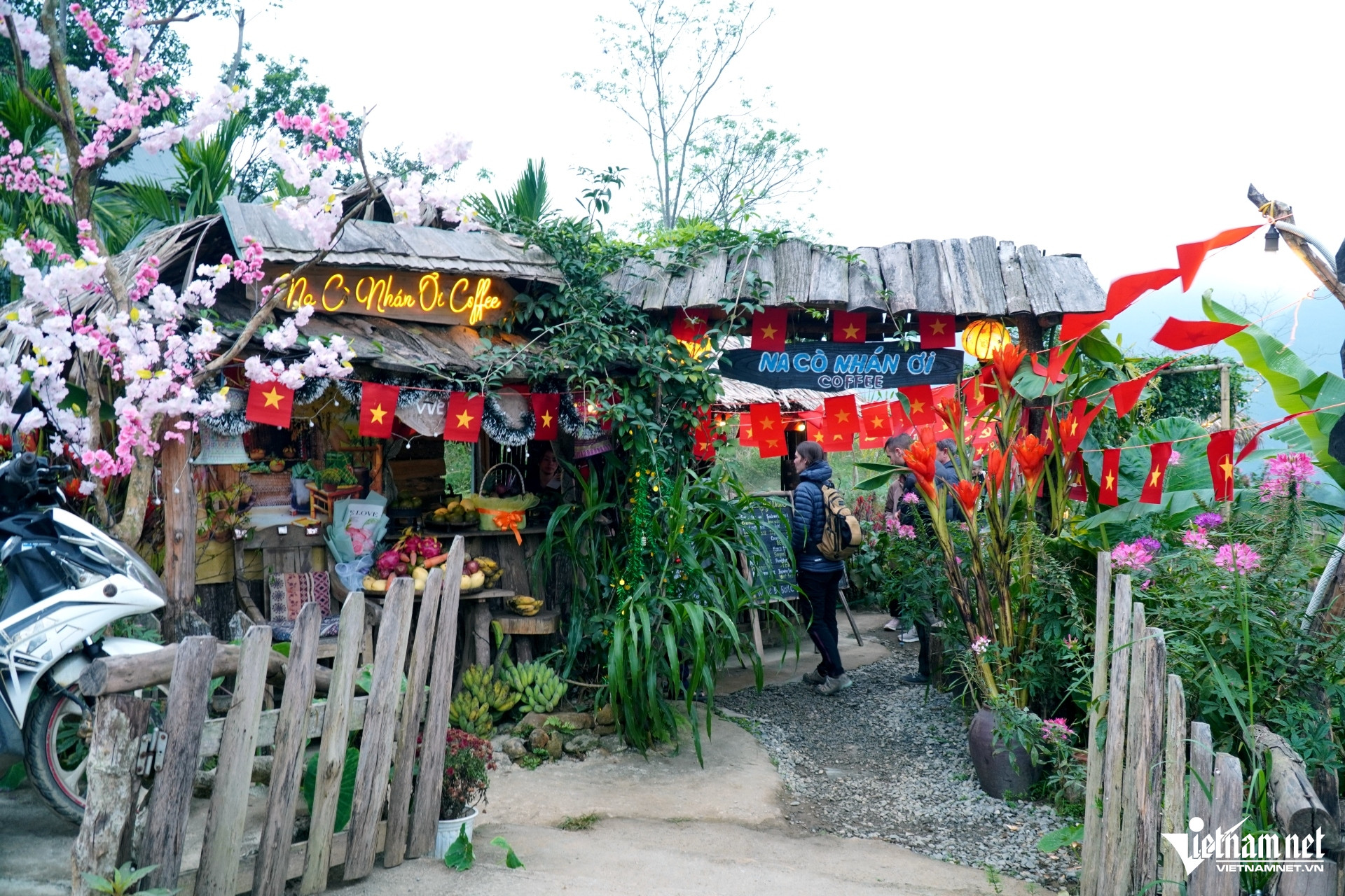 W-a7Rợp cờ hoa trên con đường chữ.JPG.jpg