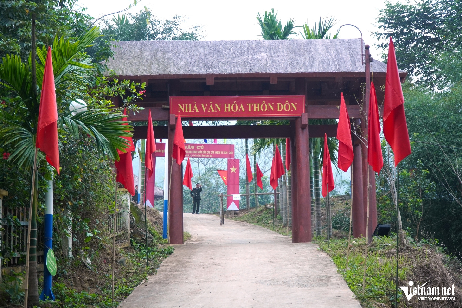 W-a8Rợp cờ hoa trên con đường chữ.JPG.jpg