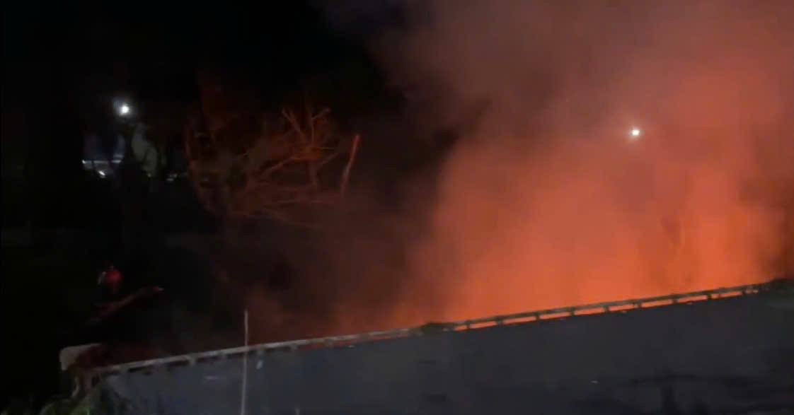 Xe đầu kéo gặp tai nạn rồi bốc cháy, tài xế tử vong