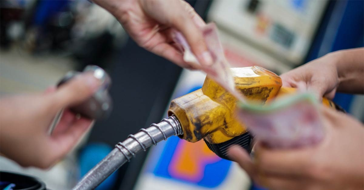 Xe khách tăng giá vé; Bộ Công Thương tính phương án hạ nhiệt giá xăng dầu