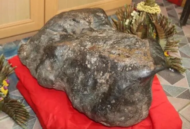 Xôn xao hòn đá hình con ếch nặng 60kg, nhiều người đến sờ... lấy may
