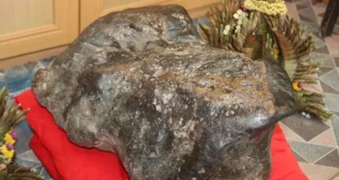 Xôn xao hòn đá hình con ếch nặng 60kg, nhiều người đến sờ... lấy may