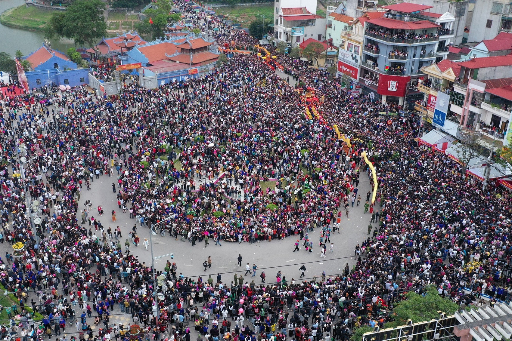 Biển người chen chân xem rước kiệu tại lễ hội Kỳ Cùng – Tả Phủ