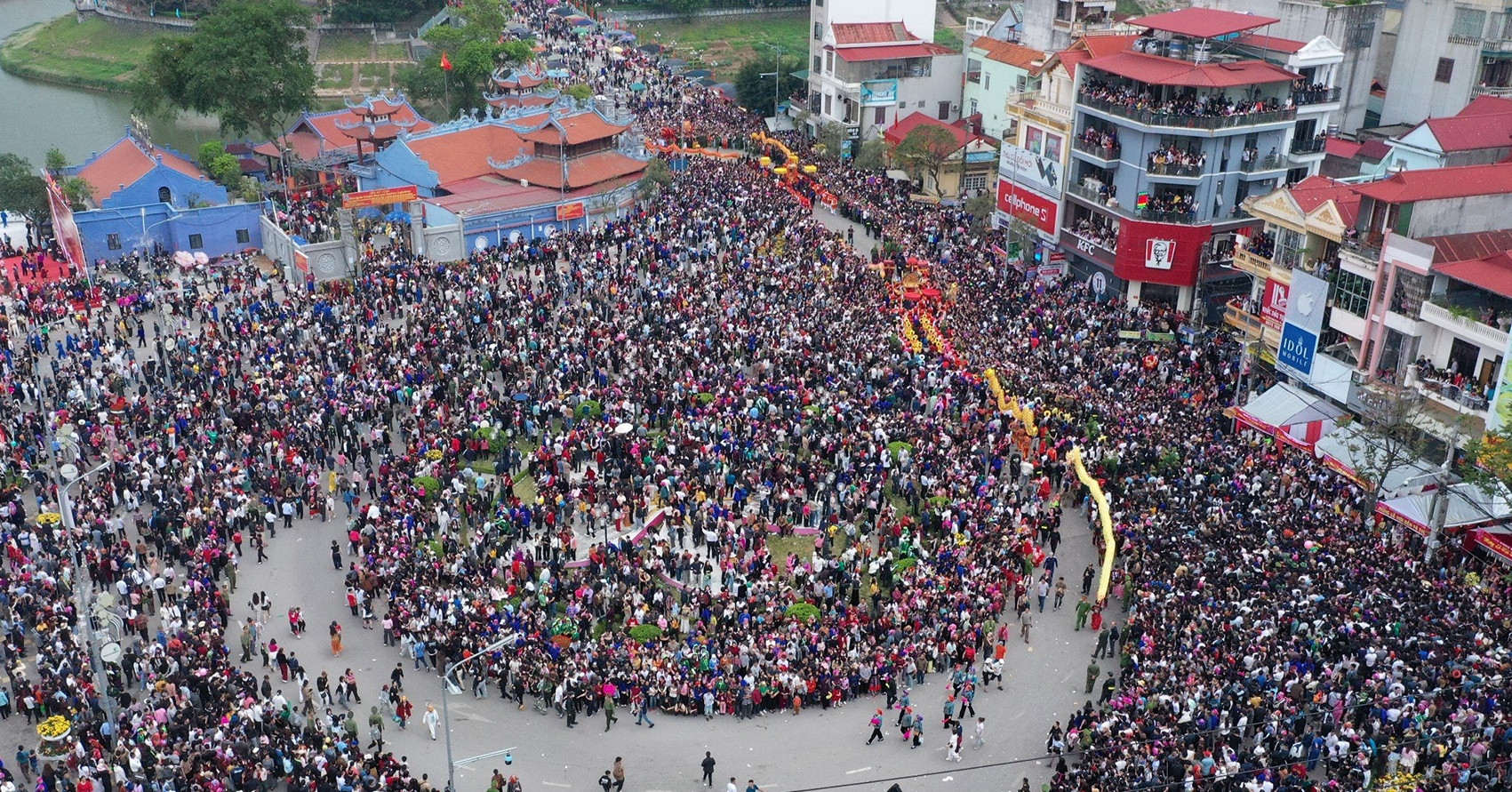 Biển người chen chân xem rước kiệu tại lễ hội Kỳ Cùng – Tả Phủ