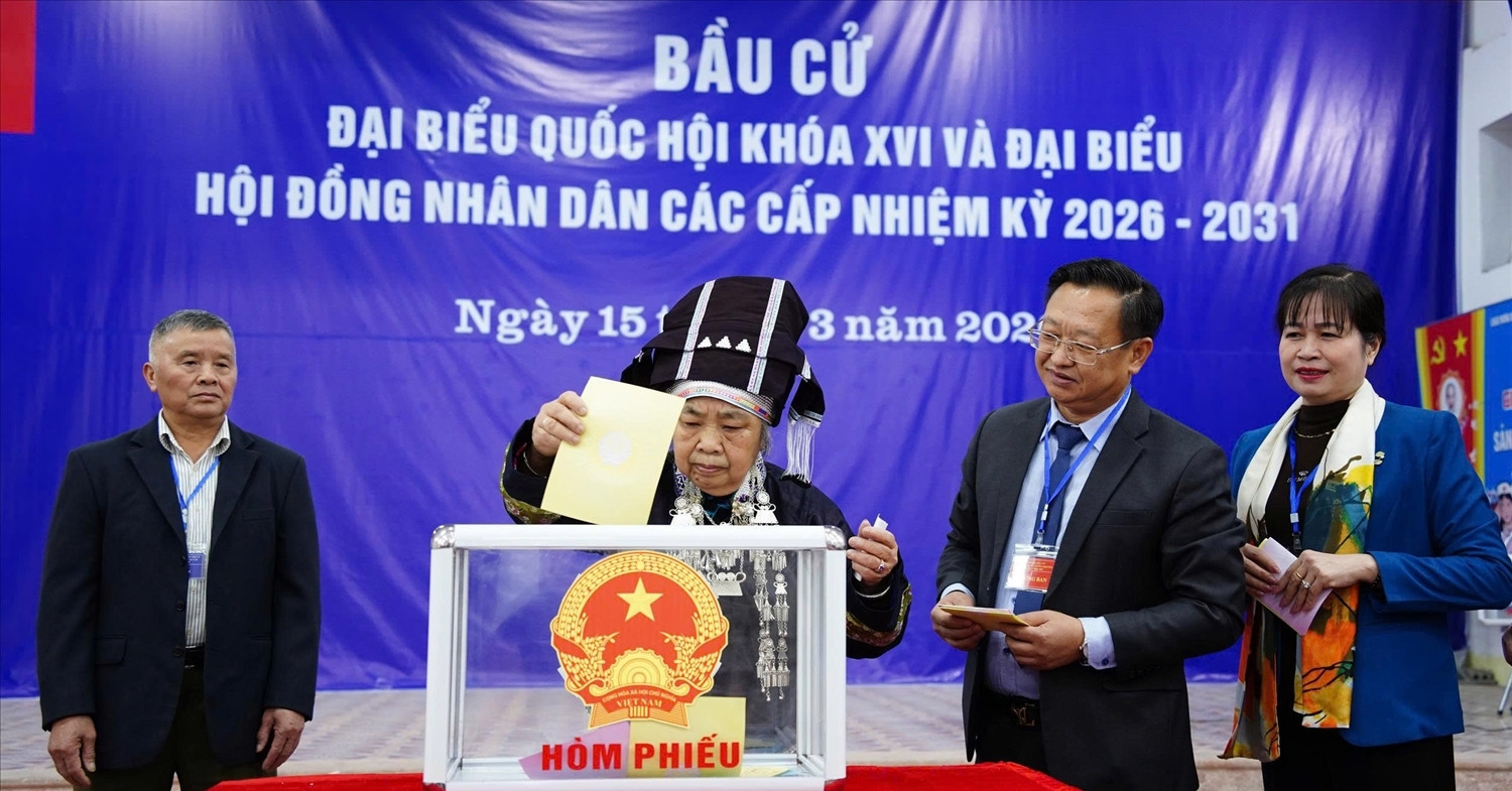 Bố trí ăn nghỉ, đưa đón cử tri vùng khó trong ngày bầu cử