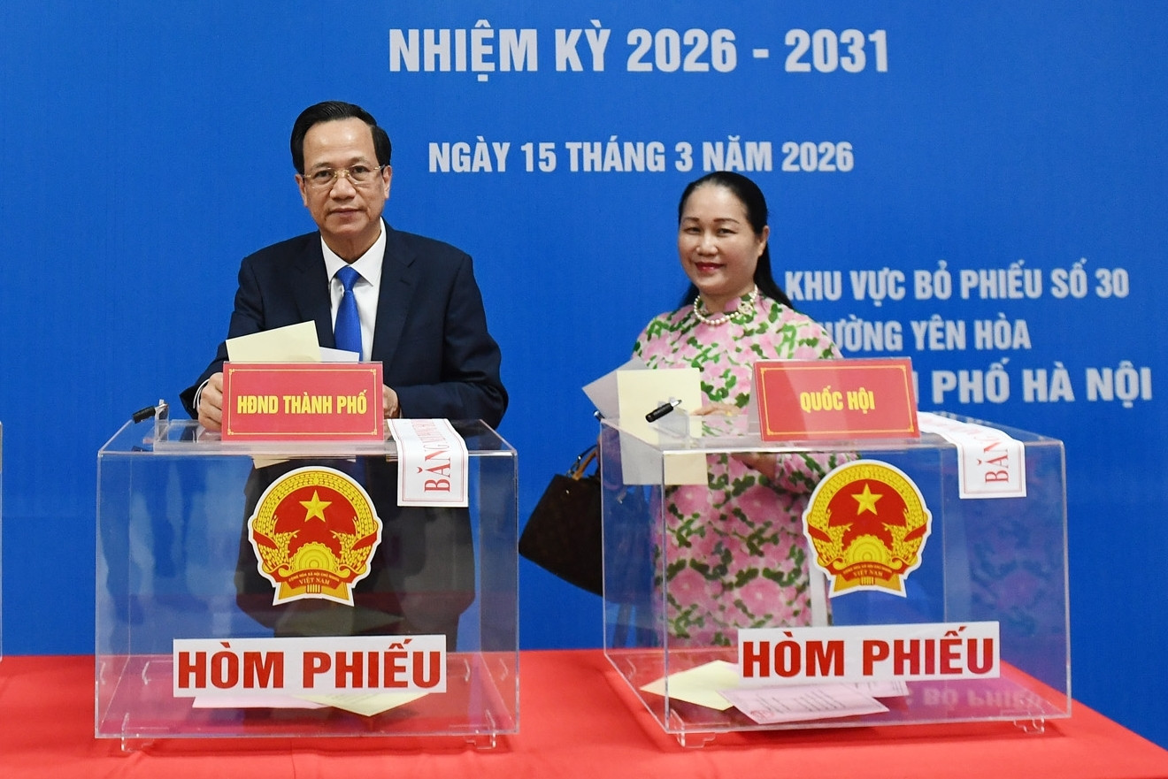 Bộ trưởng Đào Ngọc Dung bỏ phiếu tại phường Yên Hòa, Hà Nội