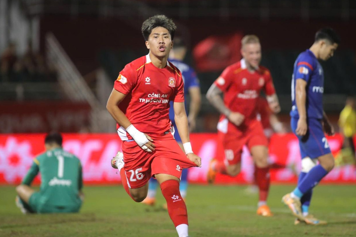 Cầu thủ Việt kiều Khoa Ngô che mờ Tiến Linh, CA TPHCM bỏ túi 3 điểm