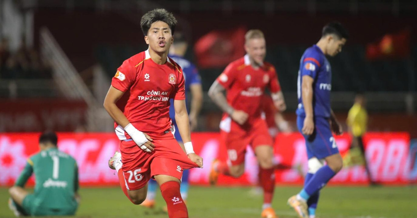 Cầu thủ Việt kiều Khoa Ngô che mờ Tiến Linh, CA TPHCM bỏ túi 3 điểm