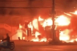 Cháy dữ dội tại cửa hàng kem cạnh Quốc lộ 18, lửa đỏ rực bốc cao