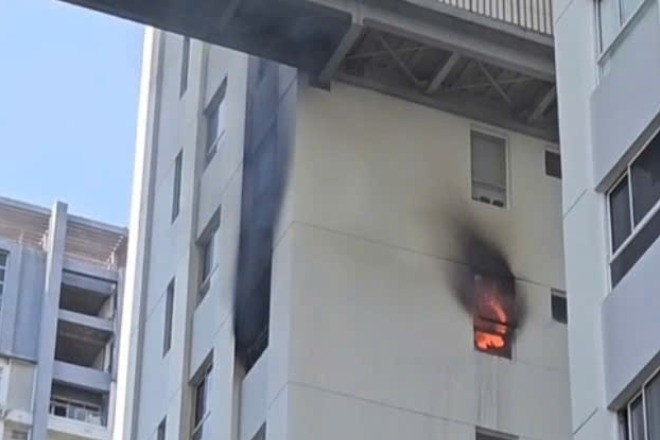 Cháy lớn tại căn hộ chung cư, hàng trăm cư dân hoảng loạn tháo chạy