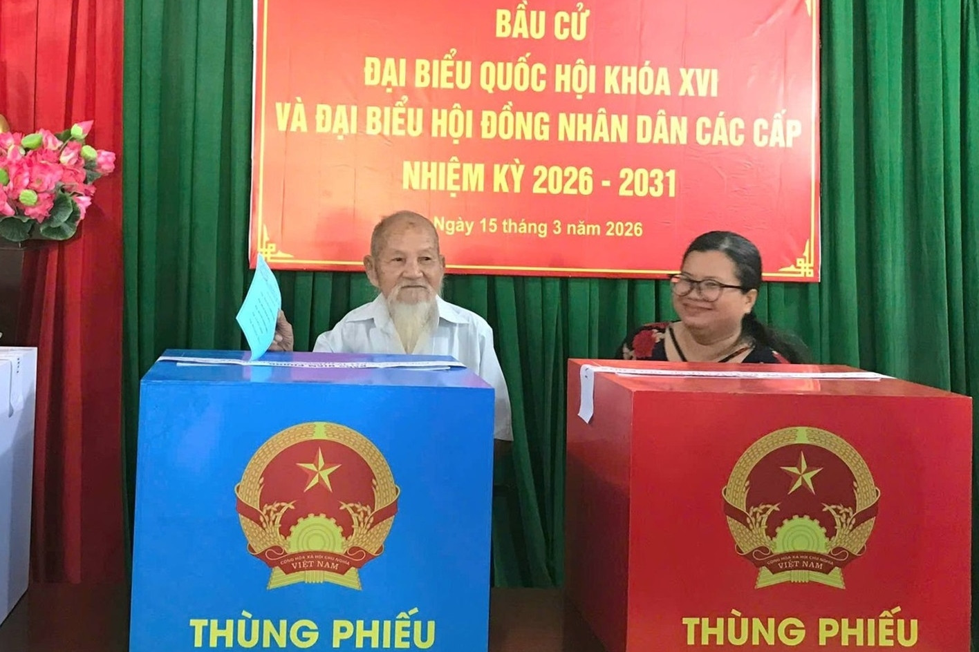 Cụ ông 101 tuổi tự chạy xe máy đi bầu cử