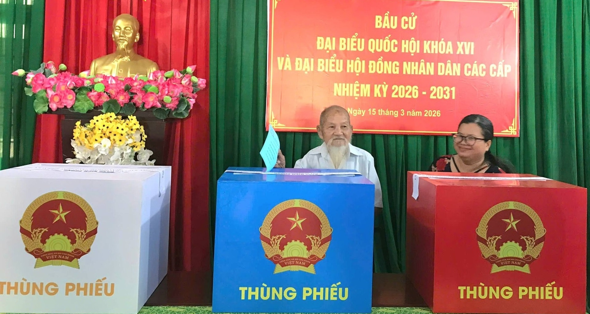 Cụ ông 101 tuổi tự chạy xe máy đi bầu cử