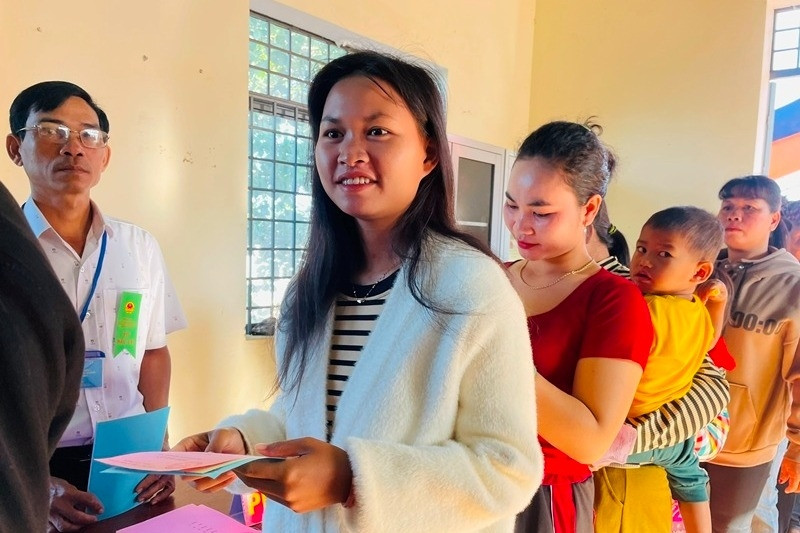 Cử tri gốc Campuchia hồ hởi tham gia bầu cử tại xã biên giới ở Gia Lai