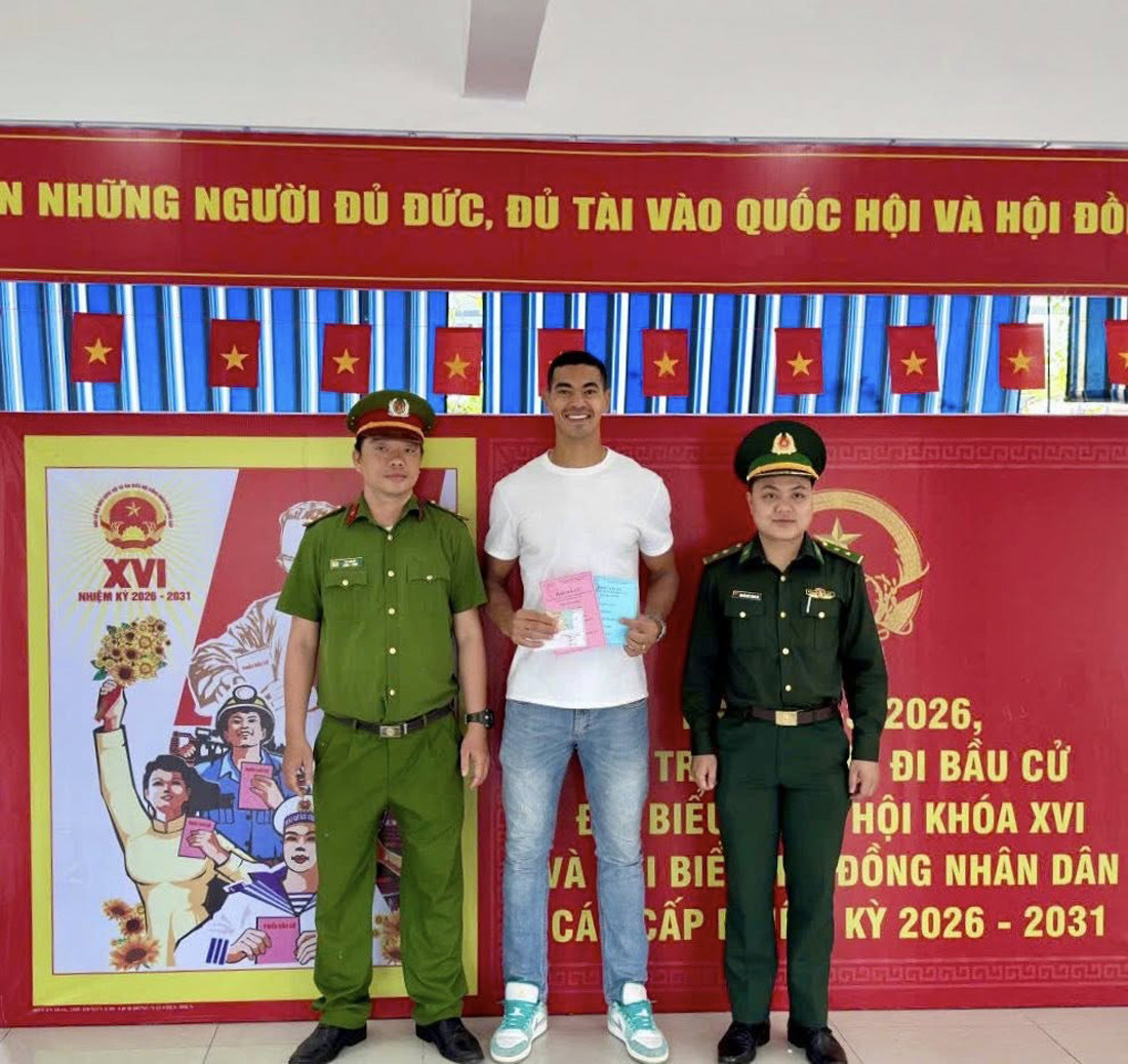 Xuân Son cùng Hoàng Hên, Khuất Văn Khang rộn ràng đi bầu cử dang nang 2.jpg