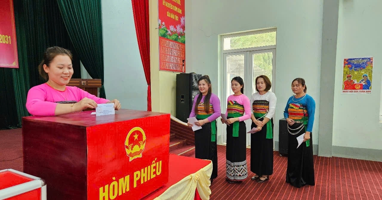 Đồng bào dân tộc tại các địa phương nô nức đi bầu cử