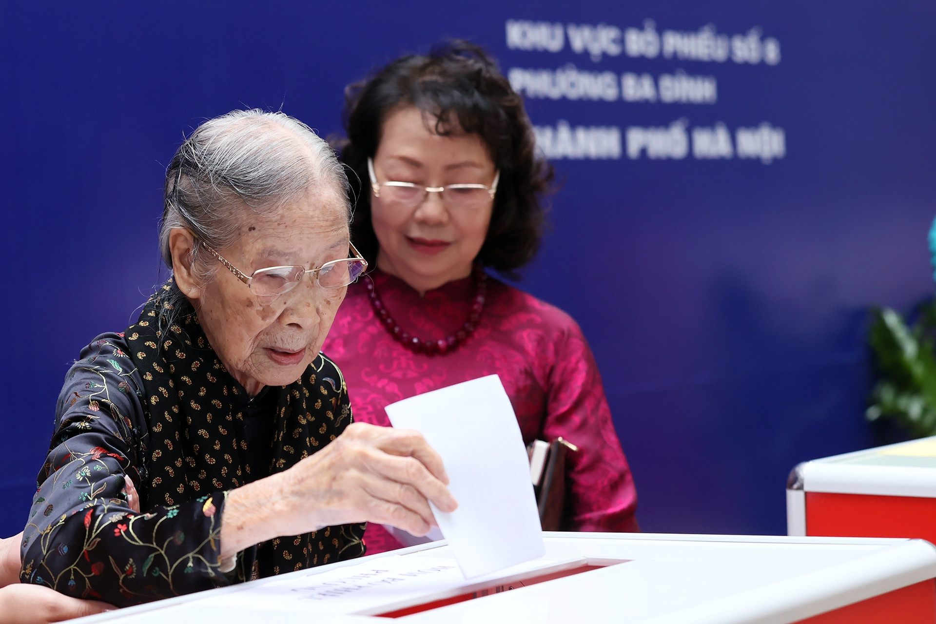 Hà Nội: Cụ bà 101 tuổi cùng con cháu đi bầu cử