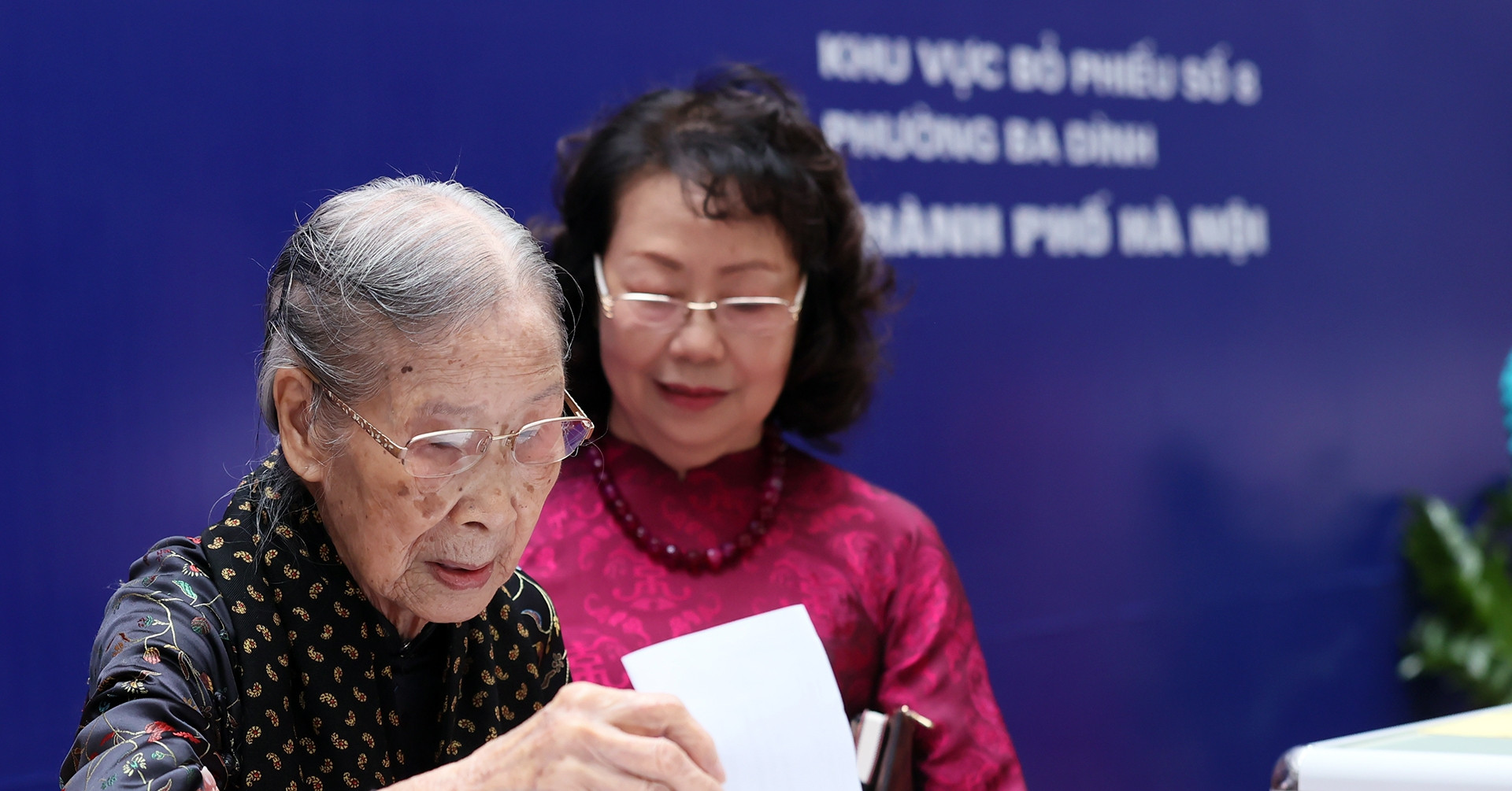 Hà Nội: Cụ bà 101 tuổi cùng con cháu đi bầu cử