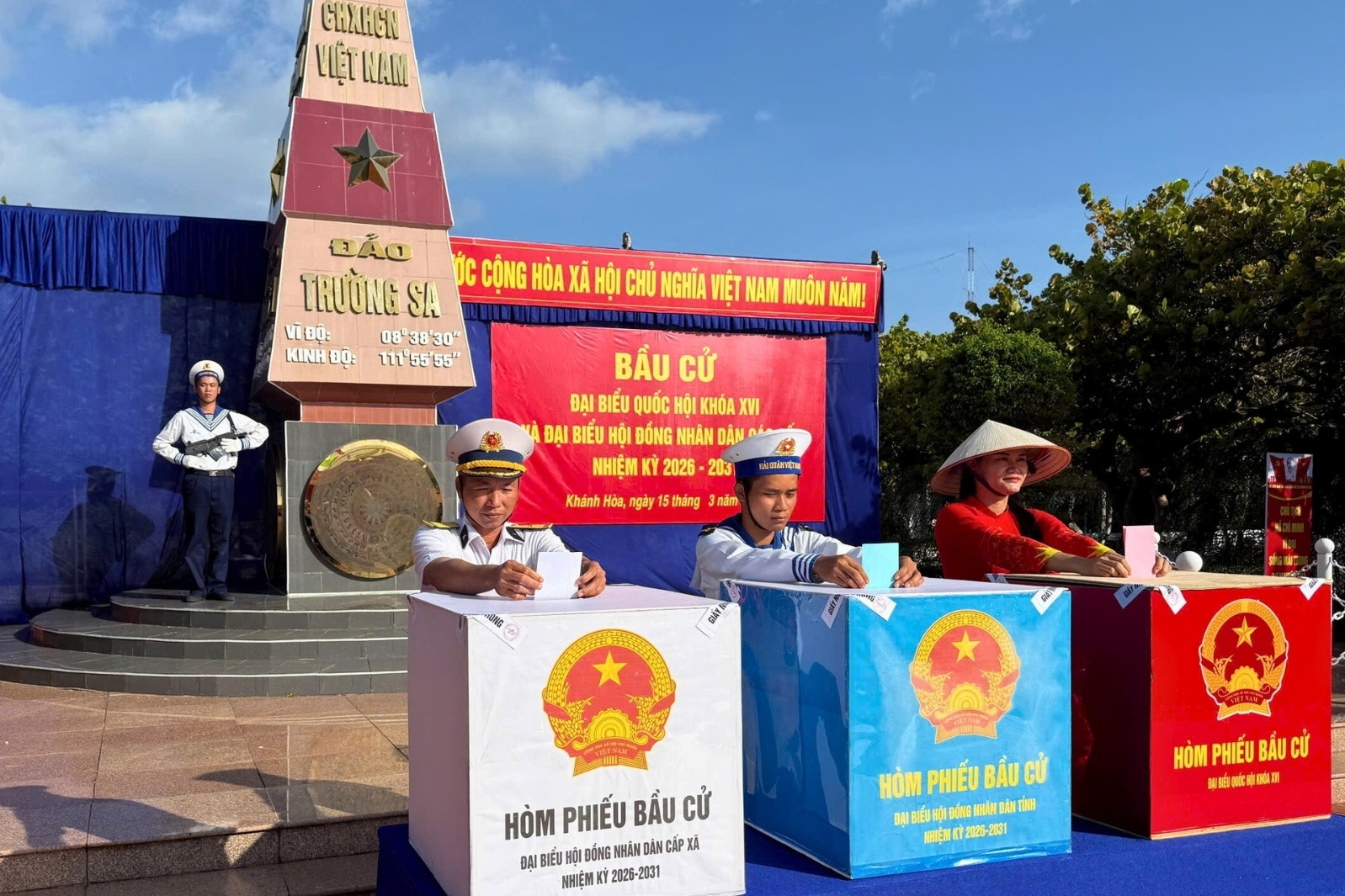 Hình ảnh cử tri Trường Sa bỏ phiếu nơi đầu sóng ngọn gió