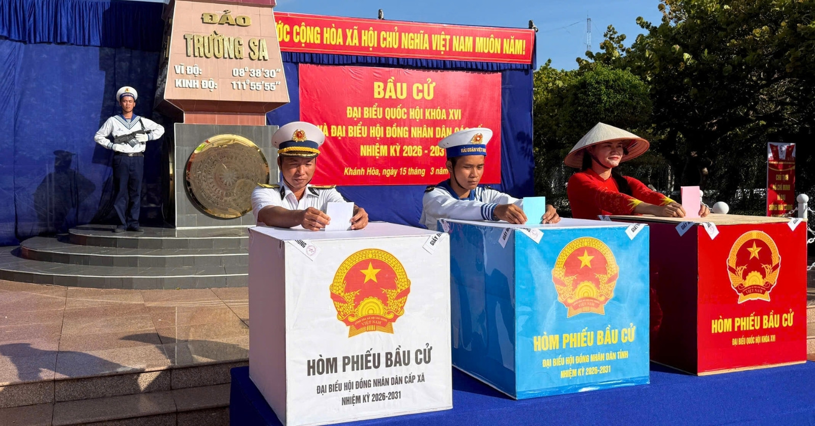 Hình ảnh cử tri Trường Sa bỏ phiếu nơi đầu sóng ngọn gió