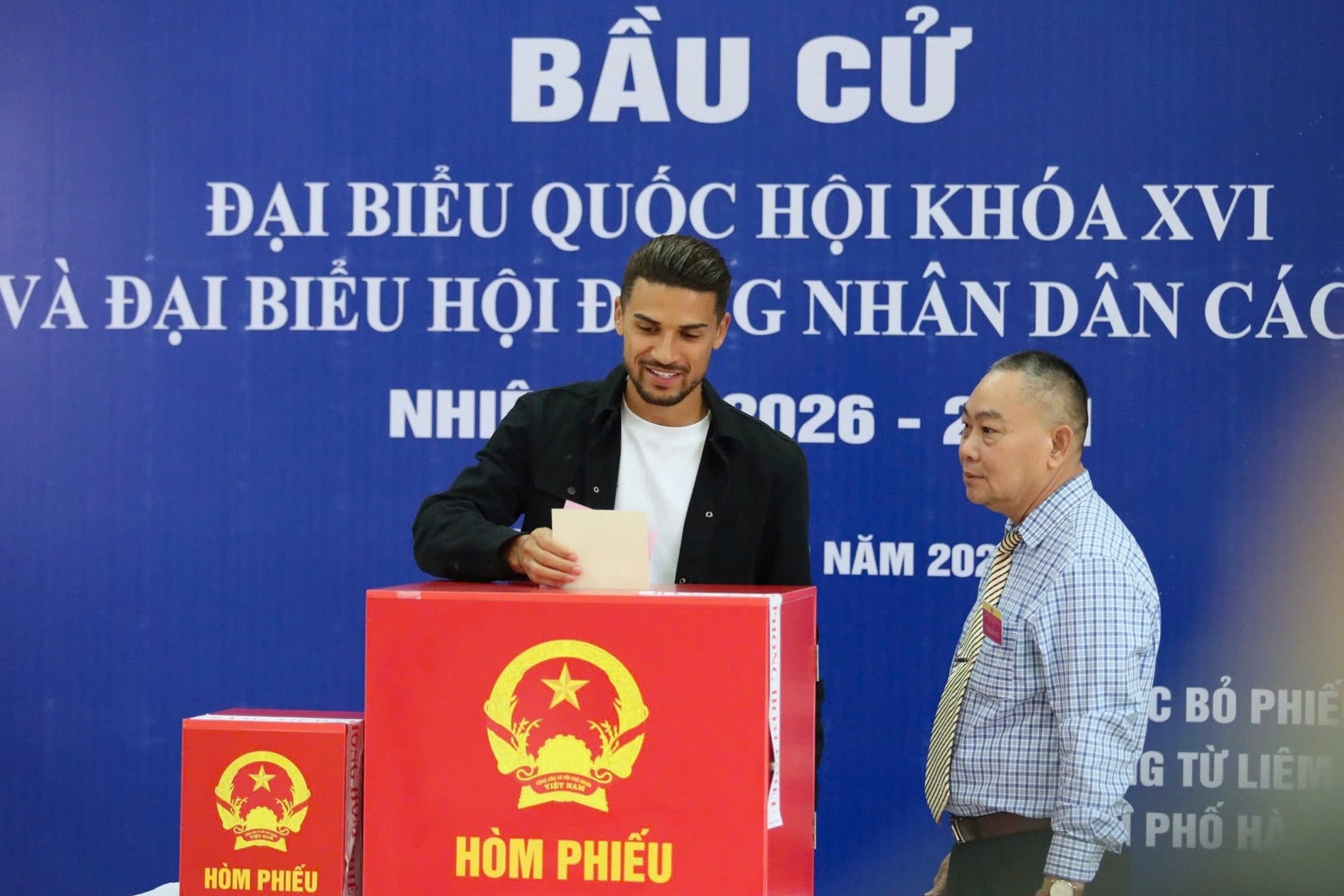 Hoàng Hên, Khuất Văn Khang rộn ràng đi bầu cử