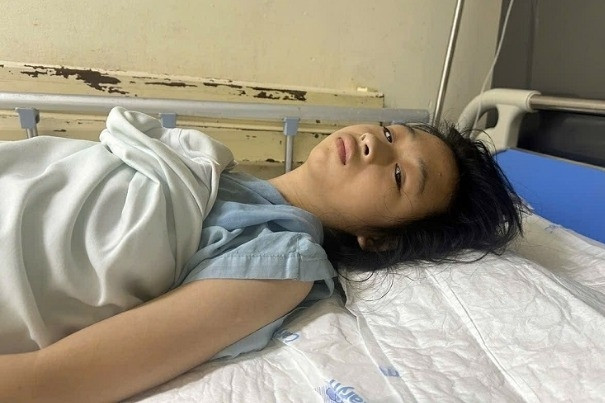 Khối u tủy đe dọa cướp đi đôi chân của bé gái 12 tuổi người Nùng