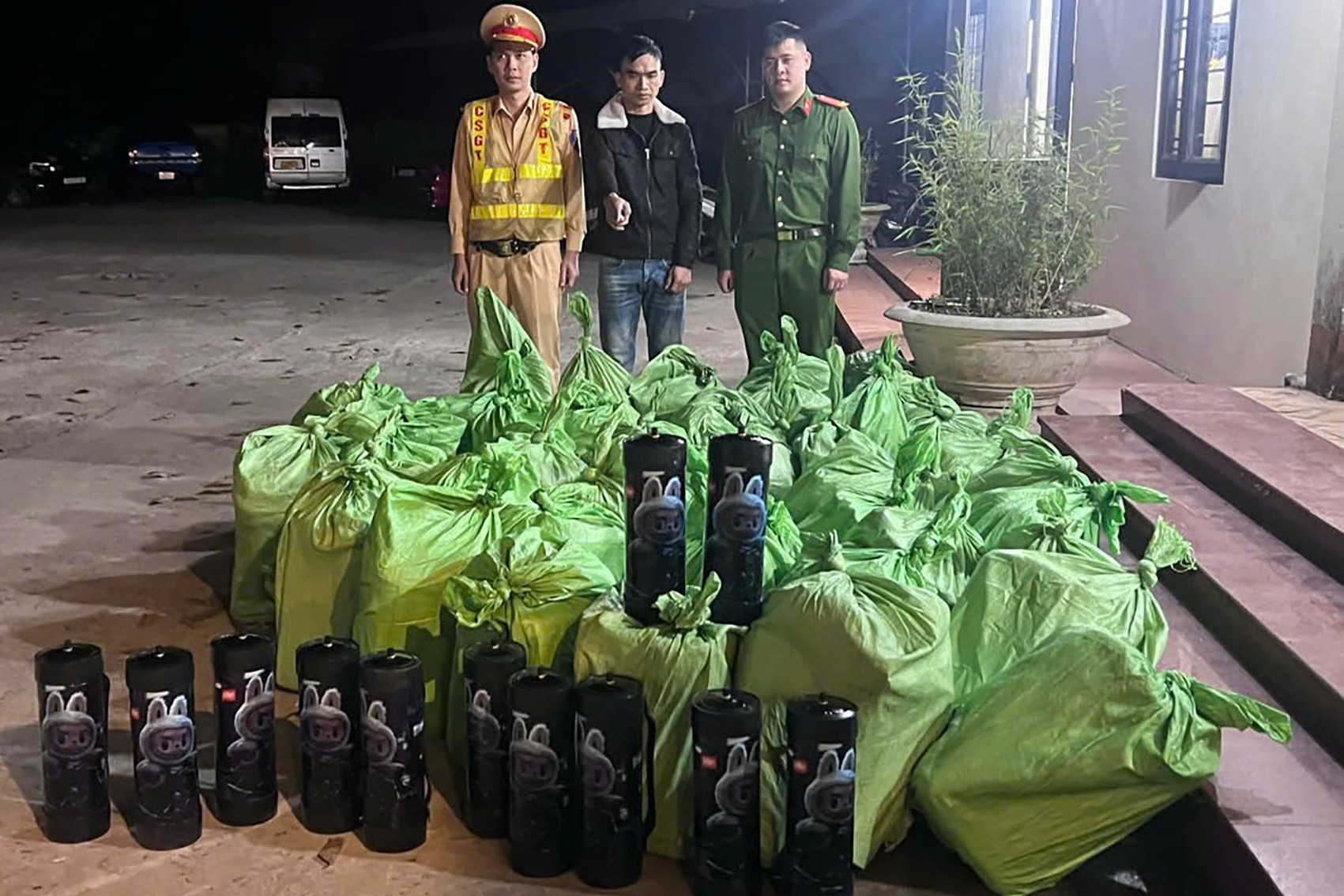 Kiểm tra xe Ford Ranger giữa đêm, Công an phát hiện hàng trăm bình khí cười