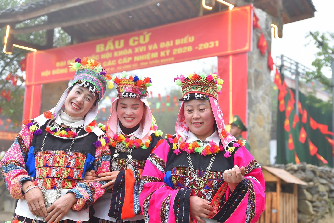 Ngày bầu cử ở Lũng Cú: Cử tri vượt núi đá đi bỏ phiếu