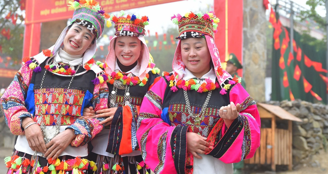 Ngày bầu cử ở Lũng Cú: Cử tri vượt núi đá đi bỏ phiếu