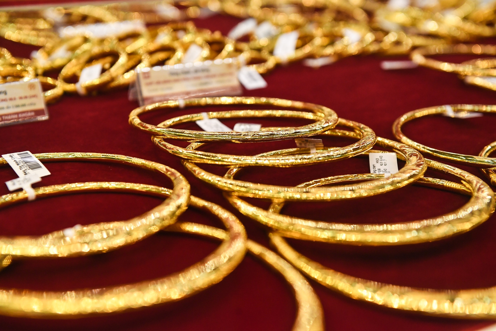 Giá vàng lao dốc về sát 5.000 USD/ounce, dự báo 'nóng' cho chu kỳ tới