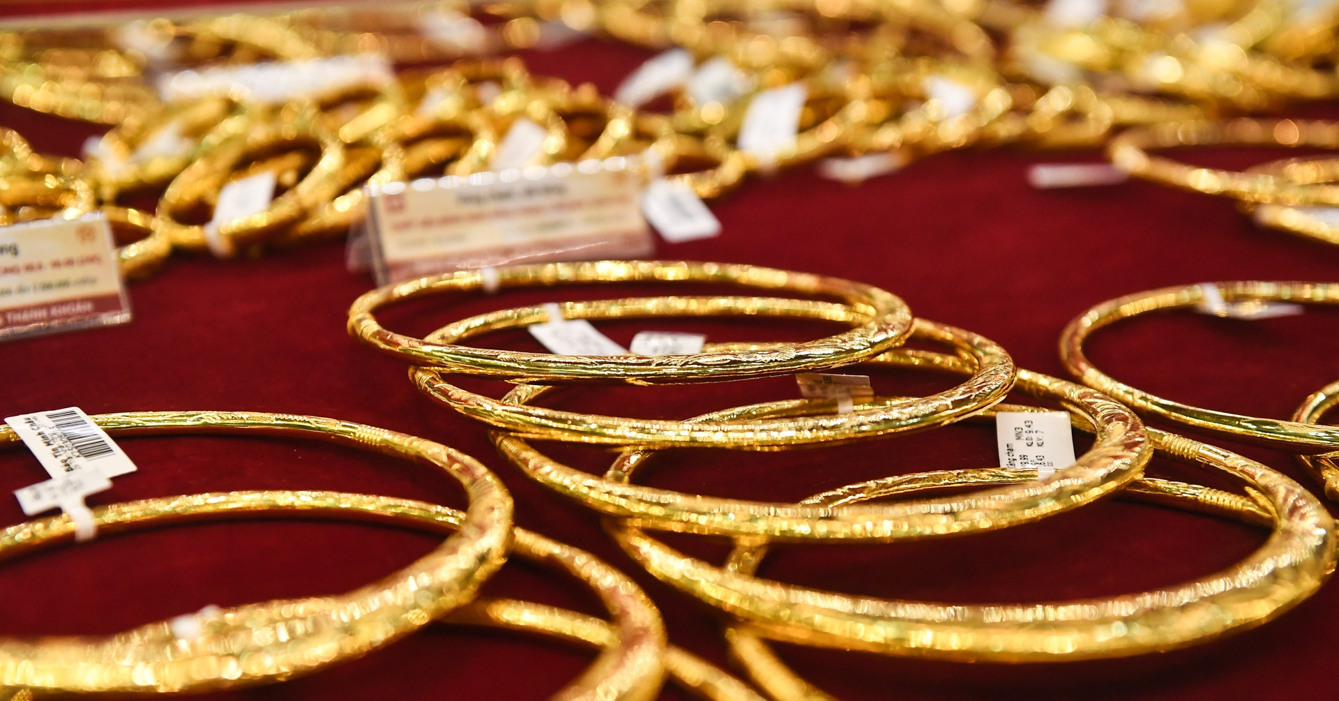 Giá vàng lao dốc về sát 5.000 USD/ounce, dự báo "nóng" cho chu kỳ tới