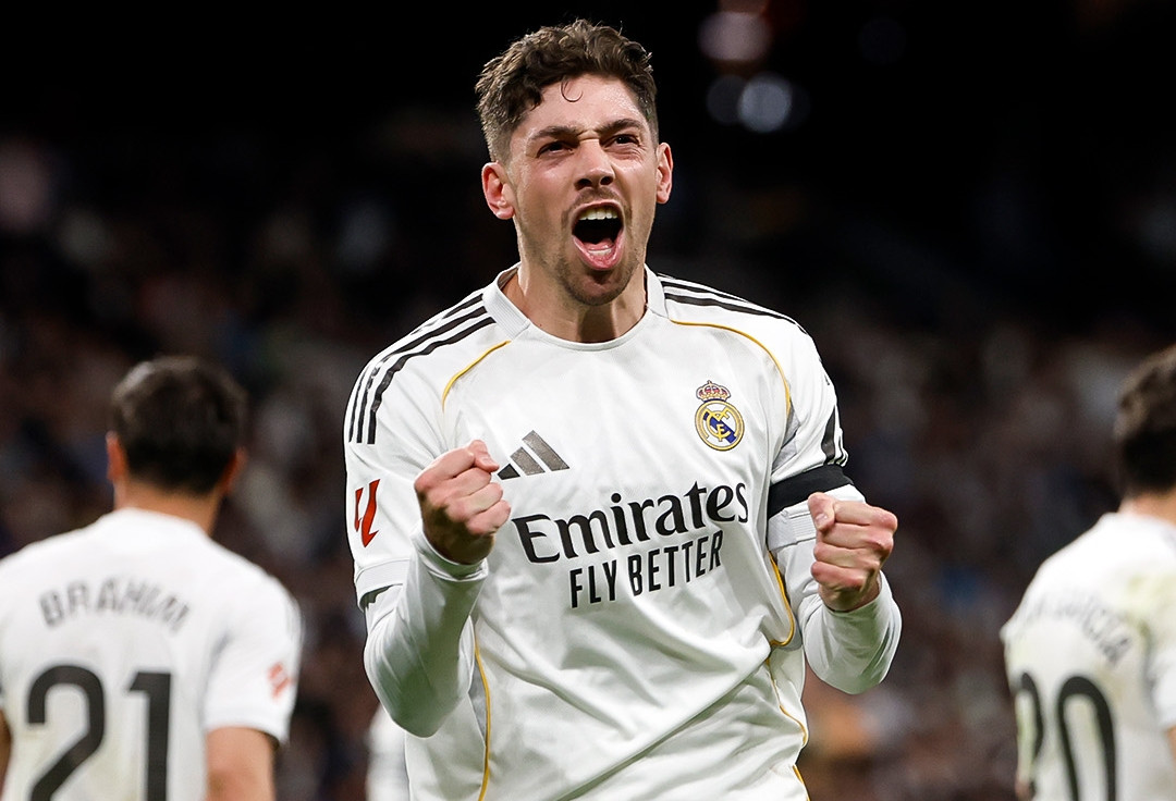 Real Madrid thắng '4 sao', phả hơi nóng vào gáy Barca