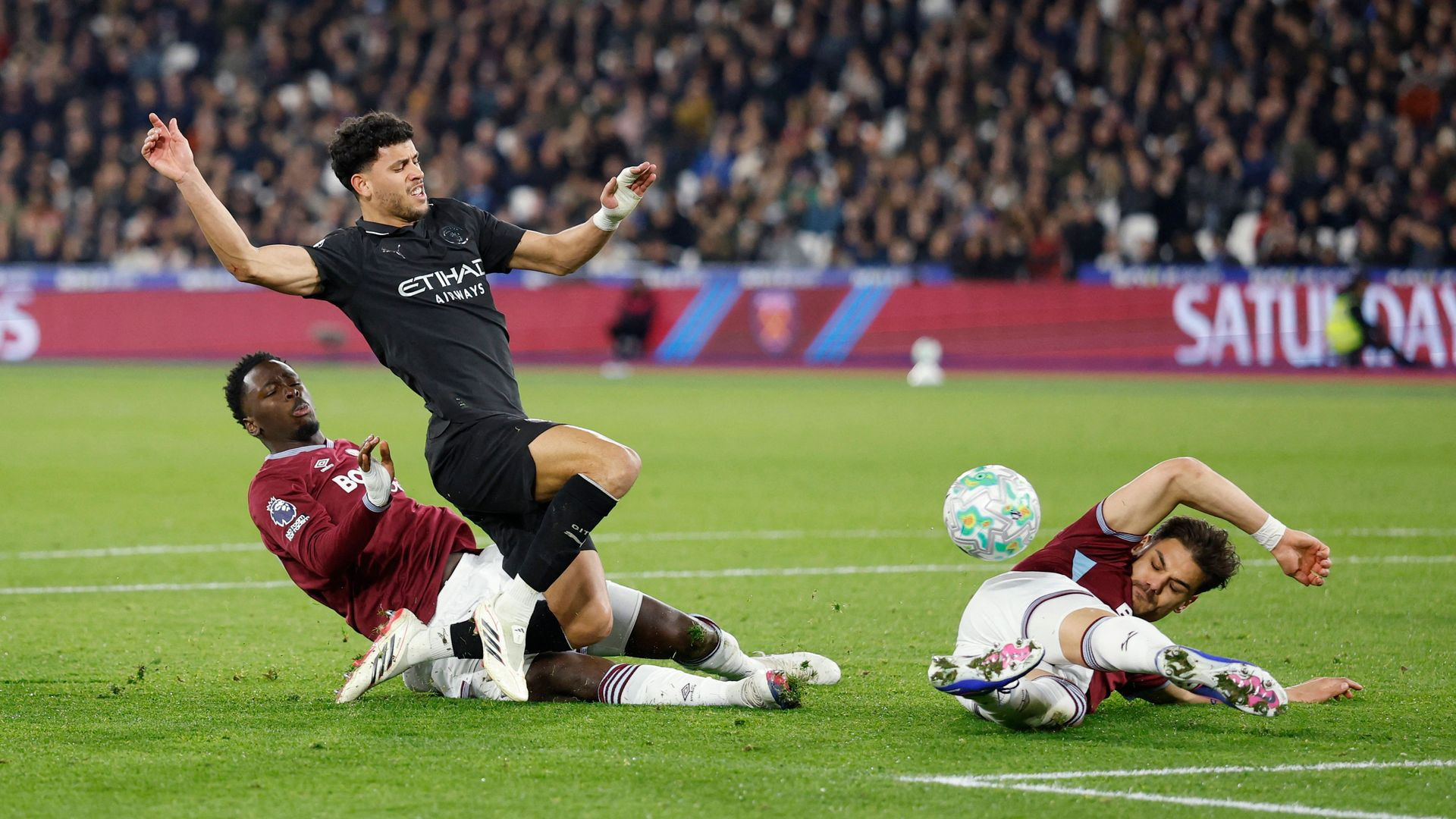 resources_premierleague_pulselive_com 2026 03 14T213157Z_363622269_UP1EM3E1NT8U2_RTRMADP_3_SOCCER ENGLAND WHU MCI (1).jpg