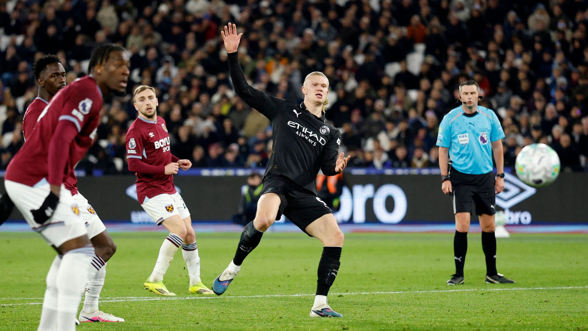 resources_premierleague_pulselive_com 2026 03 14T213157Z_363622269_UP1EM3E1NT8U2_RTRMADP_3_SOCCER ENGLAND WHU MCI (2).jpg