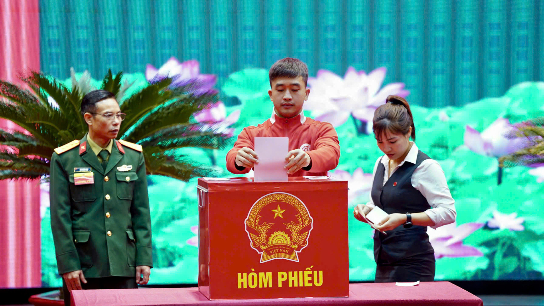 Xuân Son cùng Hoàng Hên, Khuất Văn Khang rộn ràng đi bầu cử the cong viettel 2.jpg